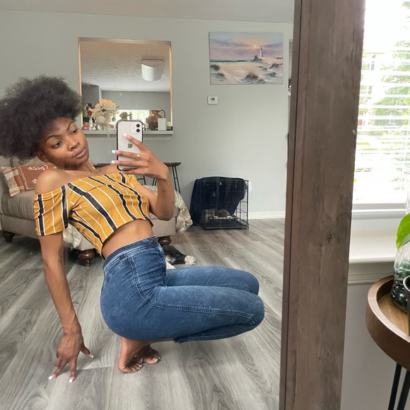 Mellow Yellow Off Shoulder Croptop - Picture 2 of 9